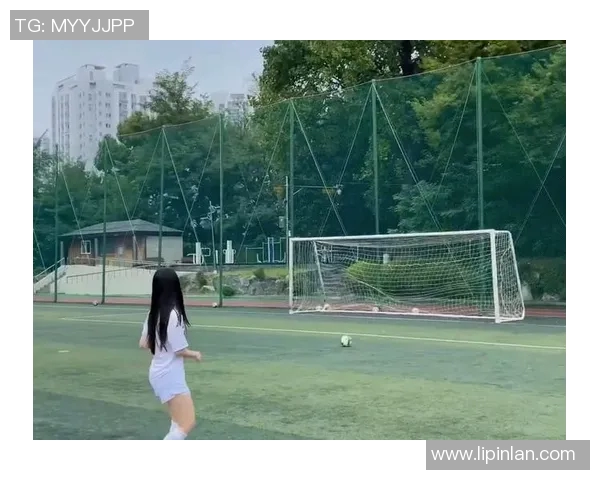 美女沉醉于足球明星的精彩踢球瞬间，感受运动魅力与青春激情交织的美好时光